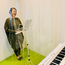 防音室で歌う様子