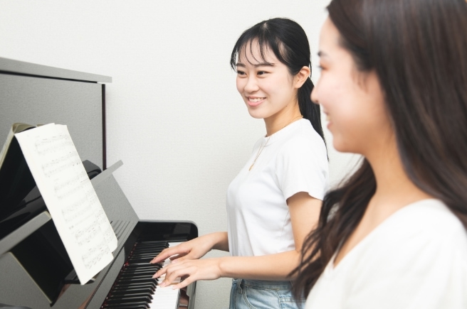 ピアノレッスンを行う講師と生徒
