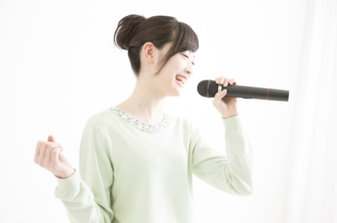 歌を歌う女性